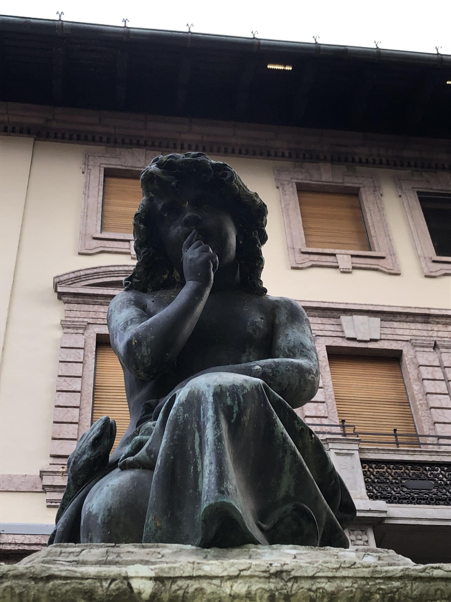 Statua a Trento - il linguaggio del corpo